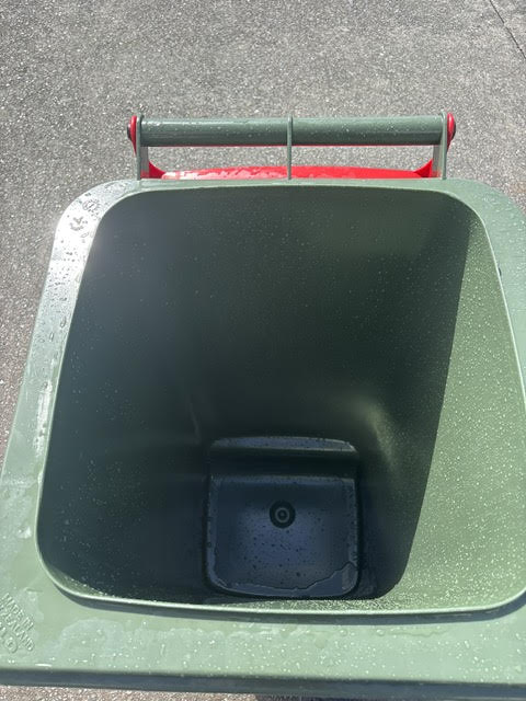 Dirty bin before cleaning